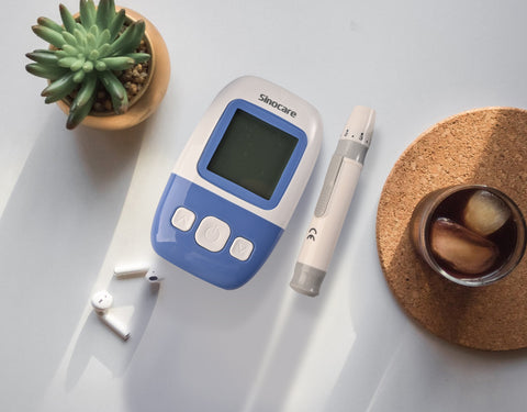 SINOCARE glukometr Safe AQ Angel, 25 proužků, 25 lancet, odběrové pero, taštička